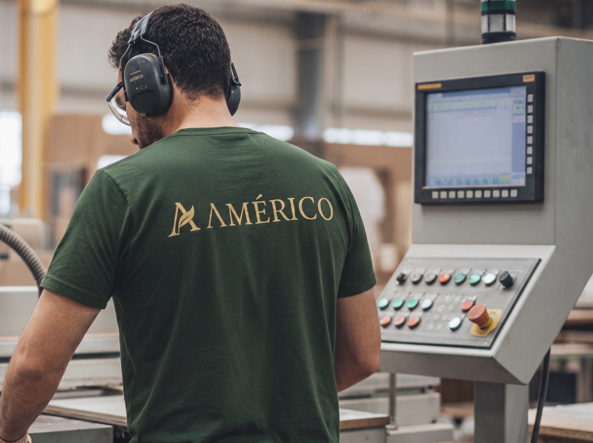 Equipe da Américo Móveis operando máquina de corte CNC na fábrica